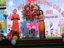 Lãnh đạo đại phương tặng hao chúc mừng