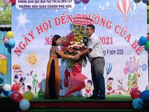 Ban đại diện CMHS tặng hoa chúc mừng