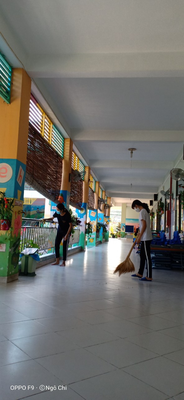 Giáo viên vệ sinh lớp học