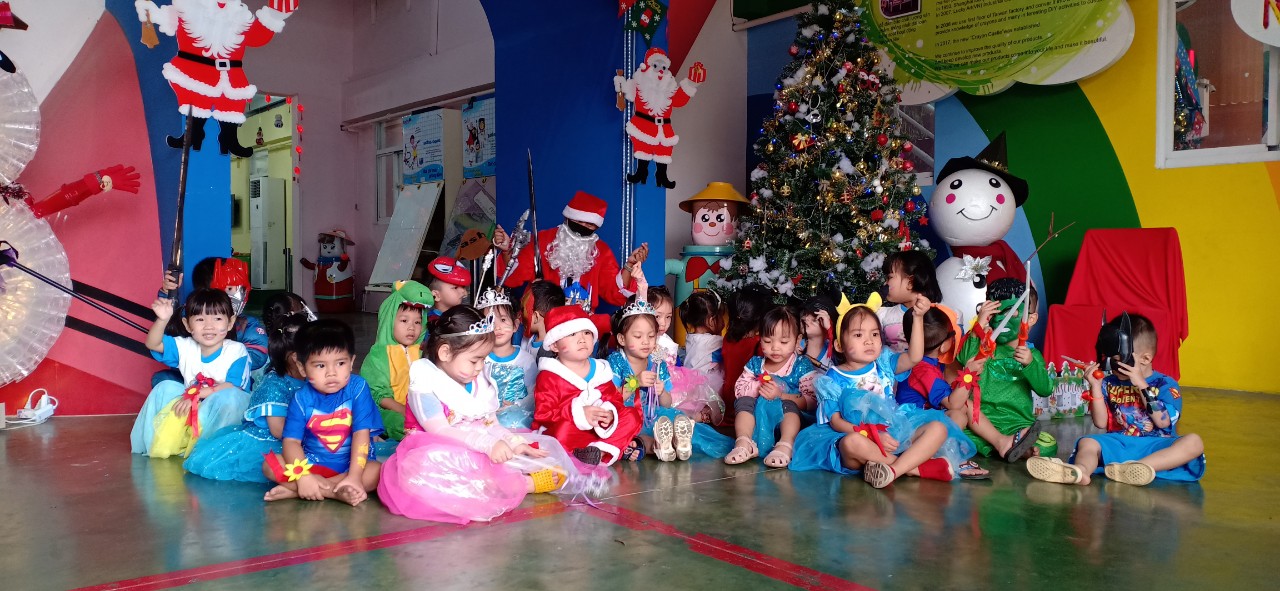 Các cháu lớp Chồi mặc trang phục hóa trang