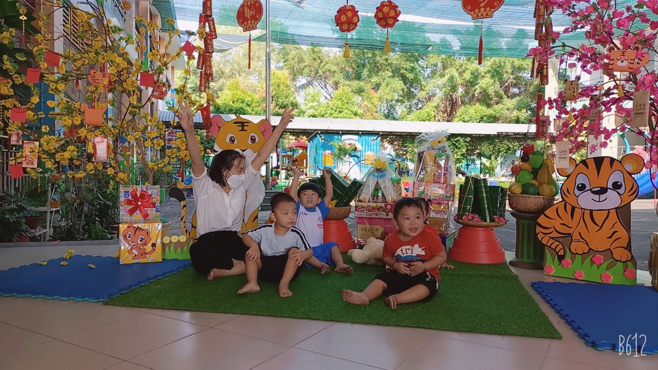 Nhà trẻ vui tết