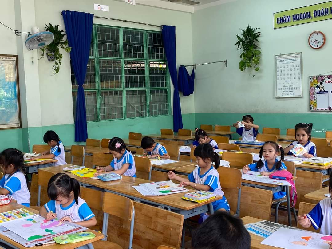 CÁC BÉ ĐANG THỰC HÀNH VẼ