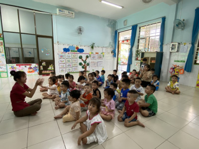 MÙA HÈ YÊU THƯƠNG Sân trường đầy nắng Thắm thoát hương bay Chúng em vui say Cùng cô giáo trẻ Nét vẽ thơ ngây Thắm đầy yêu mếm Mùa hè của bé Vui mãi bên cô Sớm sớm chiều chiều   Bé vui bé khỏe Cha mẹ an lòng  Say bên công việc.