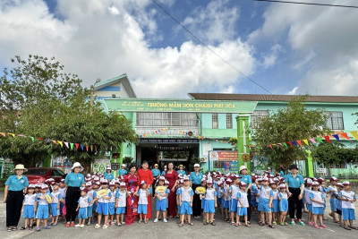 CÁC CHÁU TRƯỜNG MẦM NON CHÁNH PHÚ HÒA VIẾNG ĐÀI LIỆT SĨ VÀ TƯỢNG ĐÀI NỮ ANH HÙNG LỰC LƯỢNG VŨ TRANG NHÂN DÂN ĐOÀN THỊ LIÊN